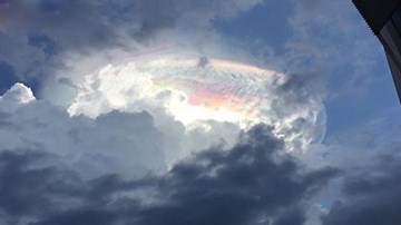 Xuất hiện mây cầu vồng khổng lồ khiến nhiều người nghĩ tới ngày tận thế