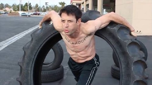 Lực sĩ lắc vòng bằng ... lốp xe tải khổng lồ