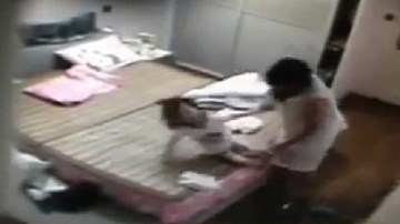 Phẫn nộ cảnh bé 4 tuổi bị người giúp việc hành hạ dã man