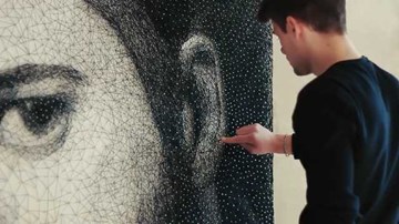 Chàng trai gây sốt với bức chân dung làm từ 13.000 cây đinh và 24km dây chỉ