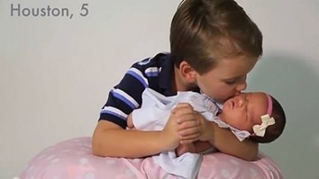 Tan chảy với tâm sự dễ thương của 6 anh trai dành cho em gái mới sinh