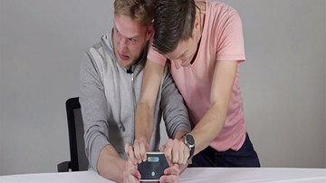 Thử bẻ cong iPhone 6S Plus