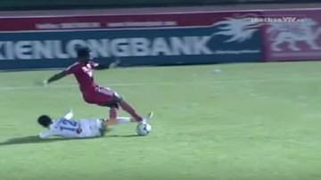 Pha vào bóng của Thanh Hào làm Abass gãy chân