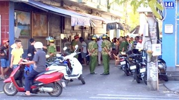 Hai người đàn ông bị côn đồ chém gục vì bênh vực một cháu bé