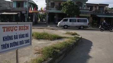 Sẽ phạt nặng nếu rải vàng mã trên đường