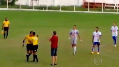 Cầu thủ chạy tán loạn vì trọng tài rút súng đe dọa