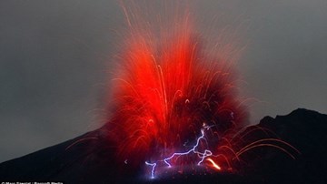 Ghi được cảnh núi lửa phát ra tia sét ở Argentina