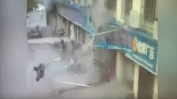 Cận cảnh nạn nhân vụ đánh bom tại Trung Quốc bị thổi bay ra đường