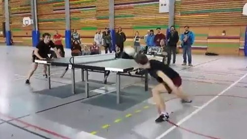 Môn thể thao độc đáo: đánh bóng bàn bằng đầu