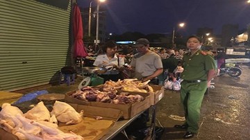 Tim lợn mốc xanh bán công khai tại Hà Nội