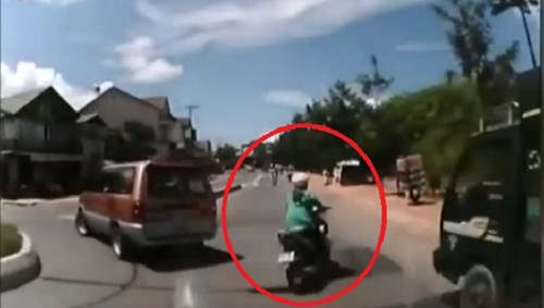 Không nhìn ô tô, cô gái “lơ đễnh” suýt gây tai nạn thương tâm
