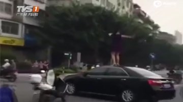 Cô gái vượt đèn đỏ, nhảy lên nóc ô tô nhảy múa