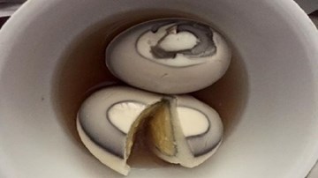 Sự thật về trứng gà chuyển màu đen gây hoang mang