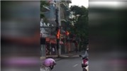 Cột điện cháy dữ dội trên phố Lê Trọng Tấn