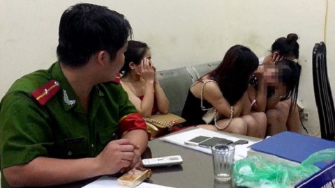 Hà Nội: Truy quét “quái xế mô tô bay” chở gái dịch vụ