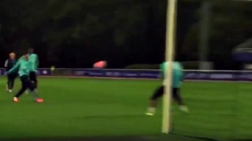 Sao M.U volley tuyệt đẹp cháy lưới thủ môn tuyển Pháp