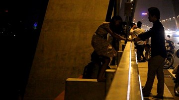 Lạnh người cảnh đu lan can hóng mát trên cầu Nhật Tân