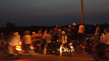 Hoảng hồn thiếu nữ leo qua thành cầu, gieo mình tự tử