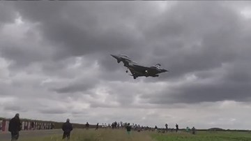 Người dân thích thú xem hàng loạt chiến đấu cơ hạ cánh