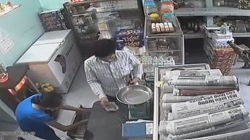Đi mua hàng, kẻ gian 'sẵn tay' trộm tiền của chủ tiệm