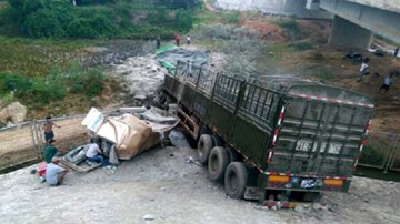 Tai nạn liên tiếp trên cao tốc Nội Bài - Lào Cai