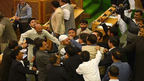 Nghị sĩ Ấn Độ ẩu đả giữa nghị trường vì...bữa tiệc thịt bò