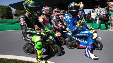 Cười vỡ bụng khi xem các “quái kiệt” Moto GP đua xe “ruồi“