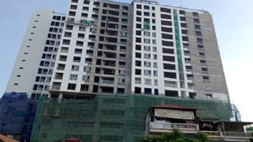 Việc phá dỡ phần vi phạm tòa nhà nhà 8B Lê Trực không đơn giản
