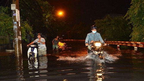 Sài Gòn mưa lớn ngập sâu người dân lại bì bõm lội nước thối
