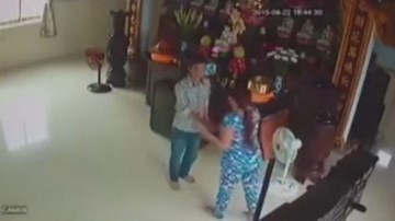 Cặp nam nữ dẫn cả bé gái vào chùa trộm tiền công đức