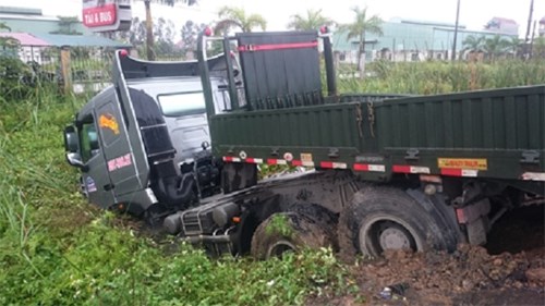Xe container “cắm đầu” xuống mương, quốc lộ 5 ùn tắc kéo dài