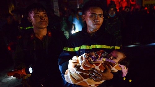 Giải cứu hàng trăm người mắc kẹt trong vụ hỏa hoạn ở chung cư Xa La