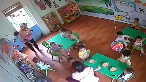 Lại một bé 17 tháng tuổi bị bảo mẫu đánh đập ở Hà Nội