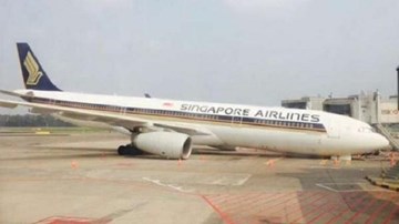 Máy bay Singapore Airlines gãy càng trên đường băng