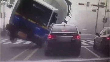 Xe trộn bê tông vượt đèn đỏ đè bẹp ô tô khiến 3 người thiệt mạng