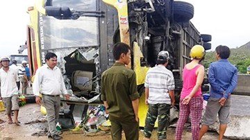 Xe khách đâm dải phân cách, 5 người thương vong