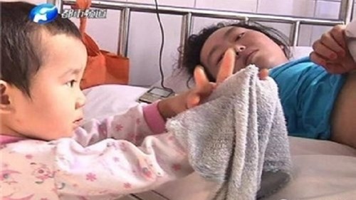 Bé 3 tuổi một mình chăm sóc mẹ bị tai nạn