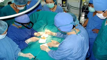 Cấp cứu vì tự bơm Silicon vào 