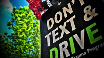 Clip thức tỉnh các bố mẹ vừa chở con vừa dùng điện thoại