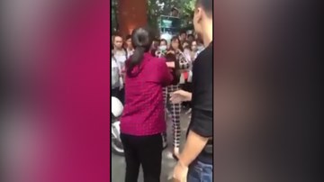 Phụ huynh đổ mắm tôm vào đầu thiếu nữ đánh con mình