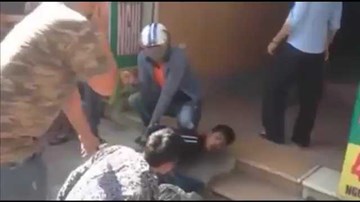 Cướp dây chuyền trên đường, hai thanh niên bị dân tóm gọn?