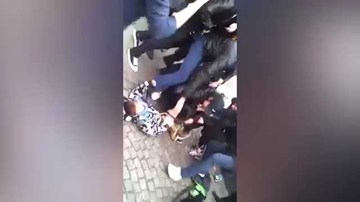 Hàng chục người cứu em bé bị chó pitbull cắn giữa phố