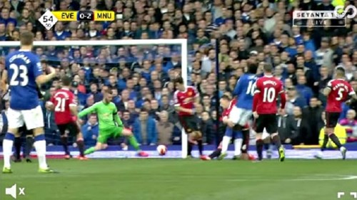 Pha cứu thua bằng chân khó tin của De Gea