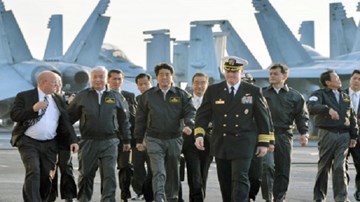 Thủ tướng Nhật Bản lần đầu lên thăm tàu sân bay Mỹ