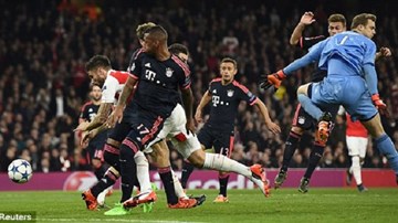 Arsenal 2-0 Bayern Munich: Neuer “cứu rỗi” thầy trò Wenger