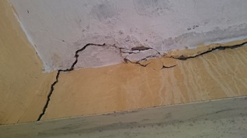 Thấp thỏm sống ở khu tập thể xập xệ giữa thủ đô