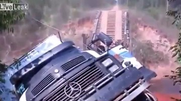 Thảm họa khi xe tải nặng đi qua cầu yếu