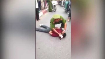 Công an truy đuổi thanh niên 