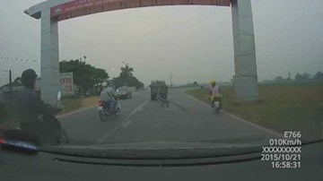 Xe tải chở sắt xây dựng 