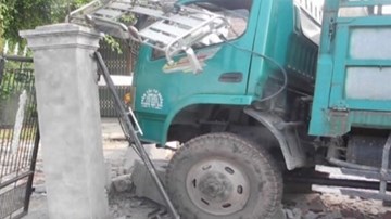 Tài xế xe tải ngủ gật lao thẳng vào nhà dân